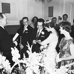 Л. Рон Хаббард проводит обряд венчания.